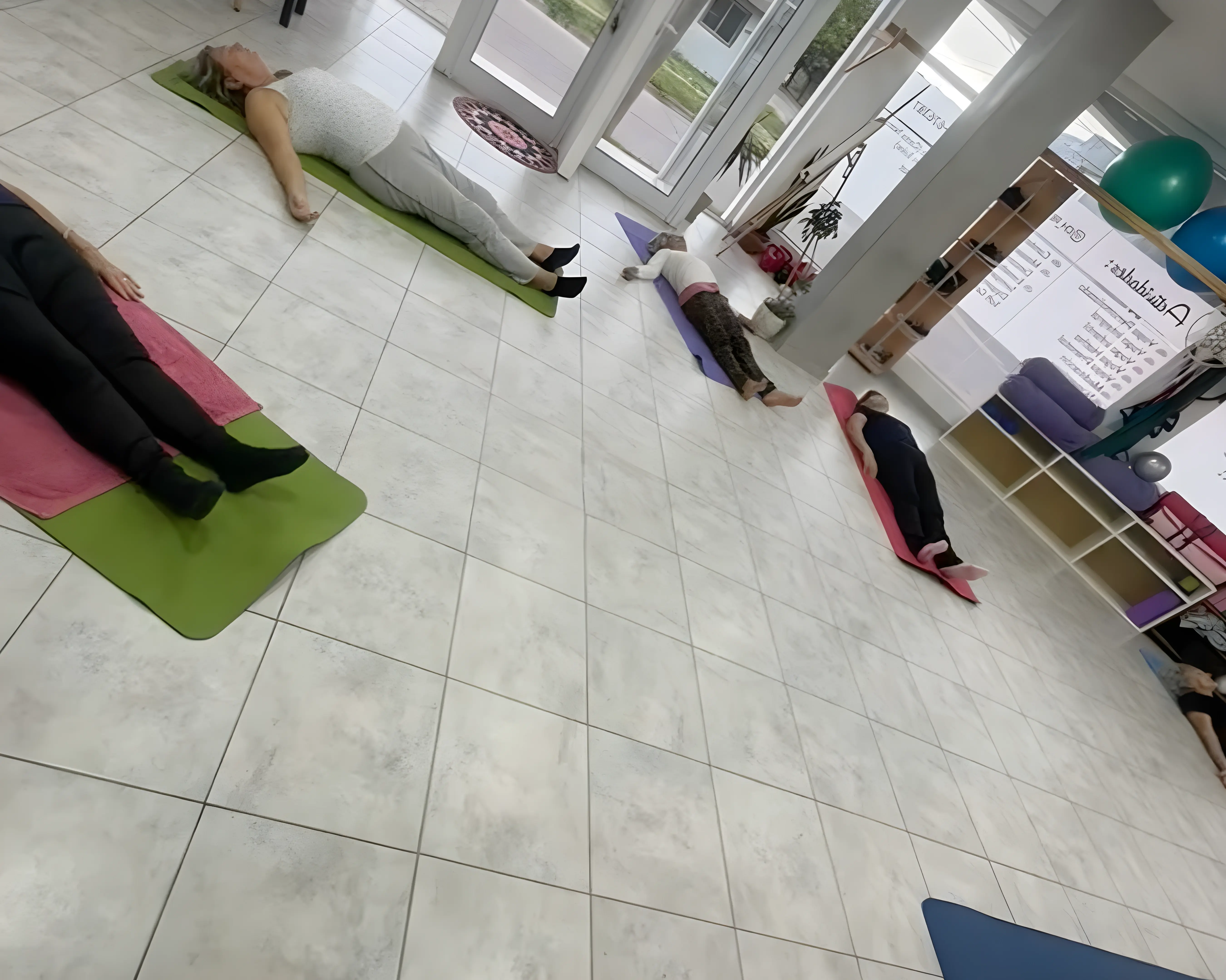 Práctica grupal de yoga frente al mar