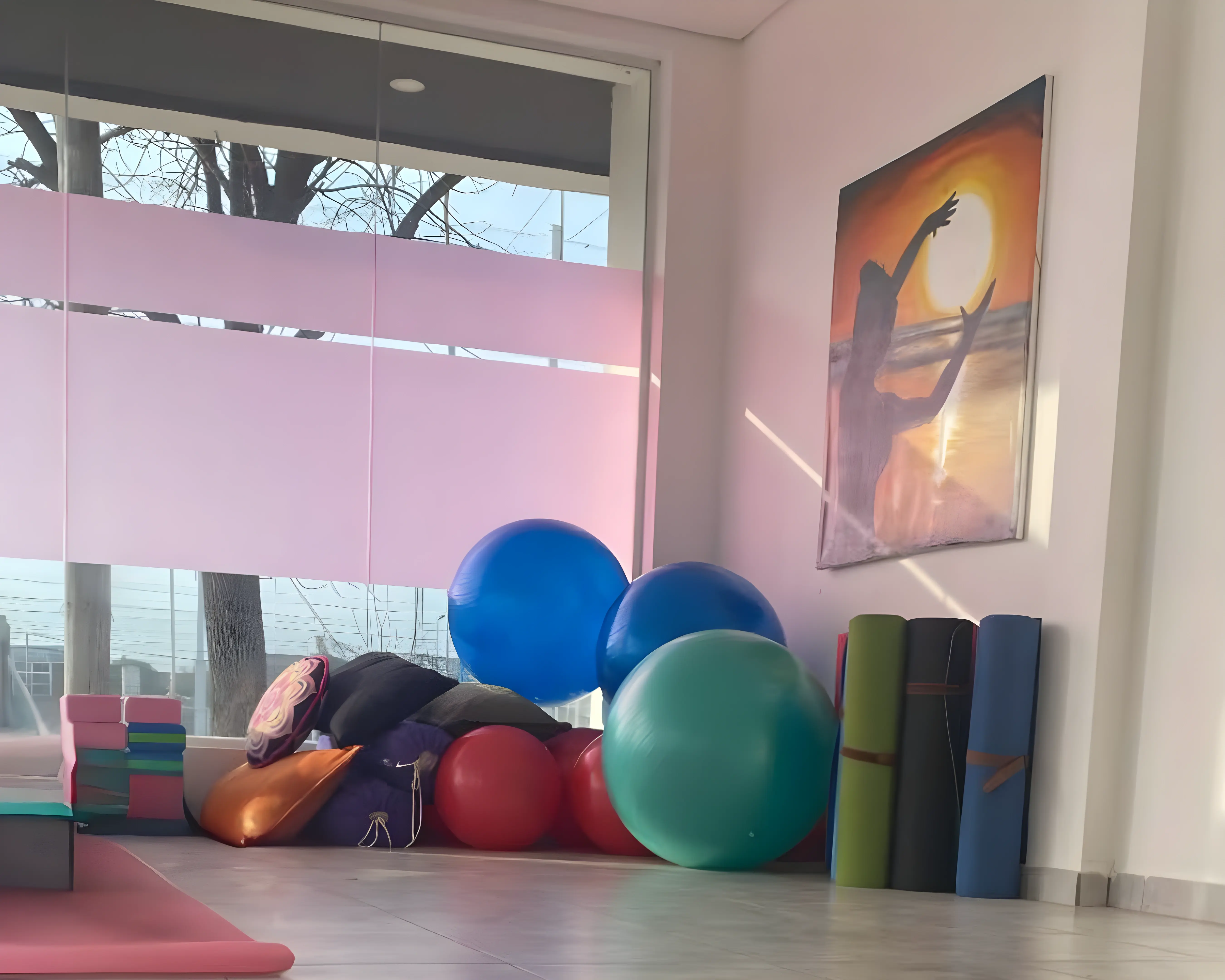 Práctica de estiramiento y yoga en sala luminosa