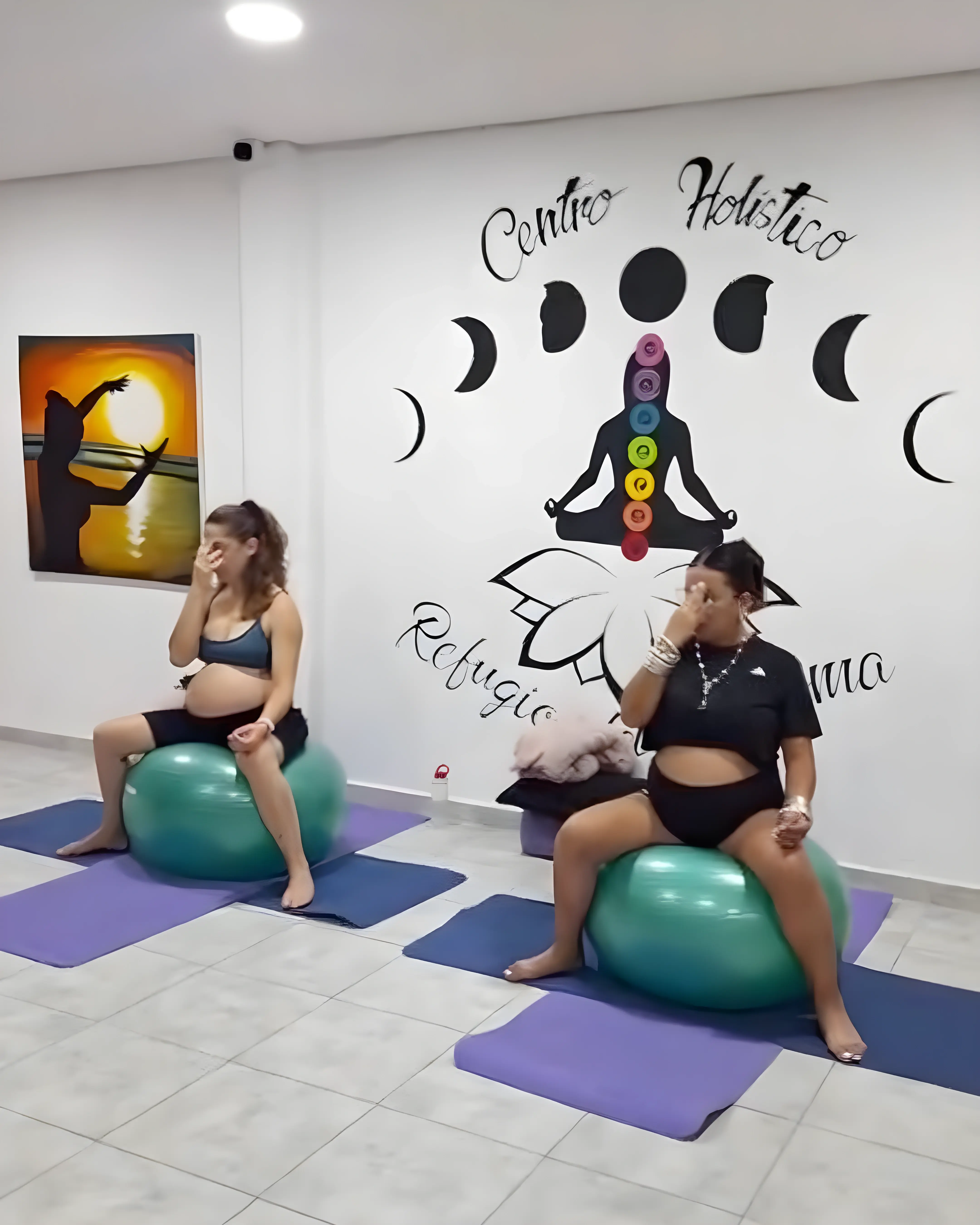 Meditación sentada al aire libre sobre el césped